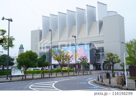 境港駅前のみなとさかい交流館（鳥取県境港市） 116198299