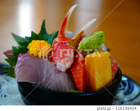 お刺身やカニ爪が乗った海鮮丼 お刺身やカニ爪が乗った海鮮丼 116198434