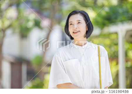 新緑の中を歩くミドル女性 116198486