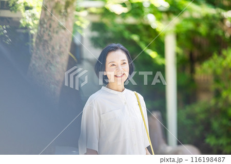 新緑の中を歩くミドル女性 116198487