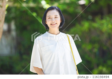 新緑の中を歩くミドル女性 116198494