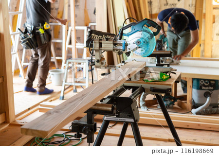 新築の家を建てる大工さんたち 新築の家を建てる大工さんたち 116198669