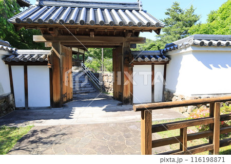 大阪府池田市にある池田城址公園の入り口門風景 116198871