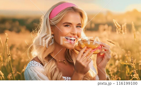 外でサンドイッチを食べる女性 外でサンドイッチを食べる女性 116199100