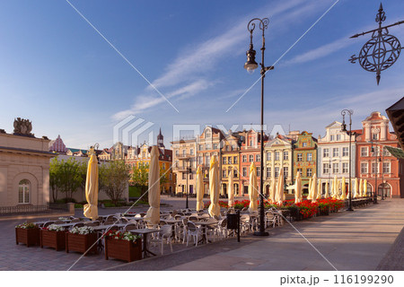 Facades of old colorful houses on the Town Hall Square in Poznan 116199290