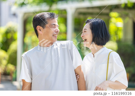 笑顔で会話をするミドル夫婦 笑顔で会話をするミドル夫婦 116199316