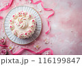 バラのケーキの周りをピンクのリボンで飾った可愛い背景 116199847