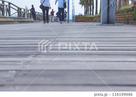 ウッドデッキを歩く人々 116199986