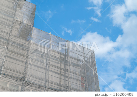青空と仮設足場　ビル修繕工事 116200409