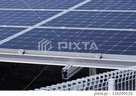 フェンスに囲まれた太陽光パネル フェンスに囲まれた太陽光パネル 116200528