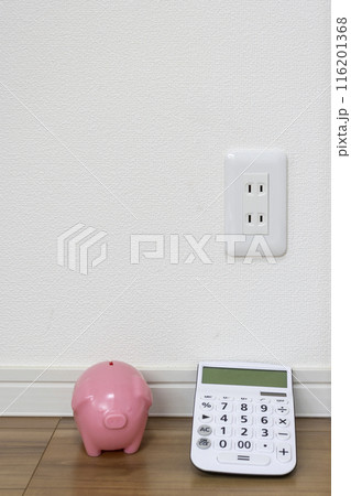 コンセントと貯金箱と電卓。電気代のイメージ 116201368