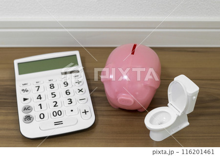 オモチャのトイレと貯金箱と電卓。水道料金イメージ オモチャのトイレと貯金箱と電卓。水道料金イメージ 116201461
