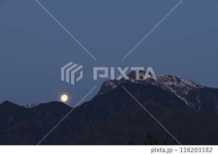 北杜市白州町から見る南アルプス甲斐駒ケ岳付近に沈む十六夜の月 116203182