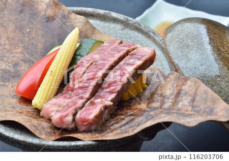 プレートに並んだ熟成肉のステーキと季節の野菜 プレートに並んだ熟成肉のステーキと季節の野菜 116203706