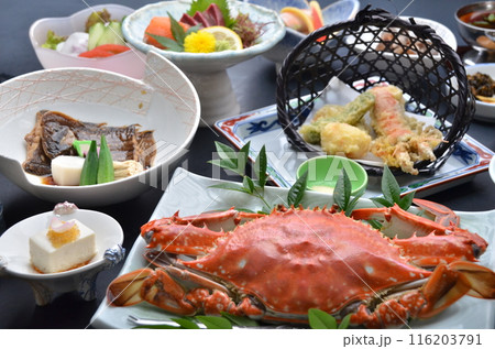 海の恵み溢れる豪華なディナーテーブル 海の恵み溢れる豪華なディナーテーブル 116203791