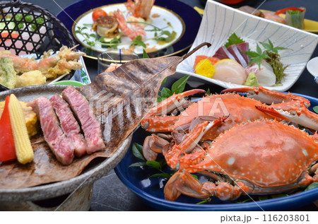 新鮮なカニと牛肉の融合、彩り豊かなディナーコース 116203801