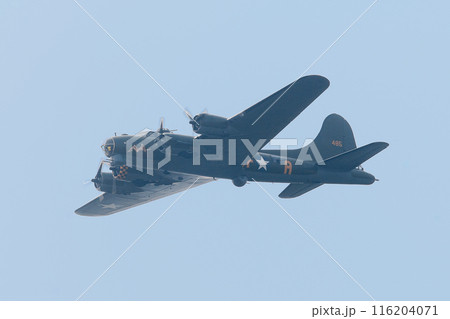 飛行するアメリカ陸軍ボーイングB-17G爆撃機 116204071