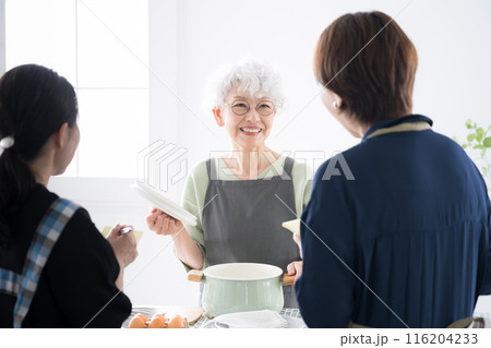 料理教室で習う風景　先生と生徒 116204233
