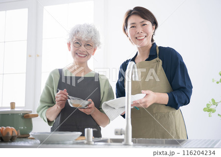 料理教室で習う風景　先生と生徒　カメラ目線 116204234