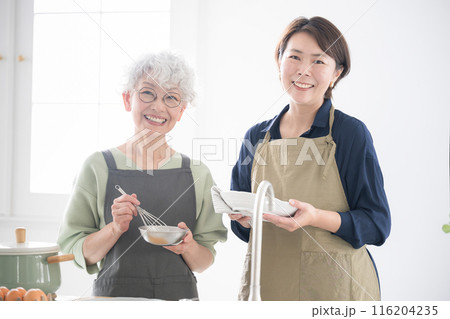 料理教室で習う風景　先生と生徒　カメラ目線 116204235