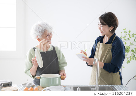 料理教室で習う風景　先生と生徒 116204237