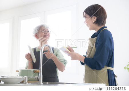 料理教室で習う風景　先生と生徒 116204238