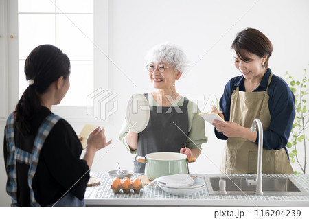 料理教室で習う風景　先生と生徒 116204239