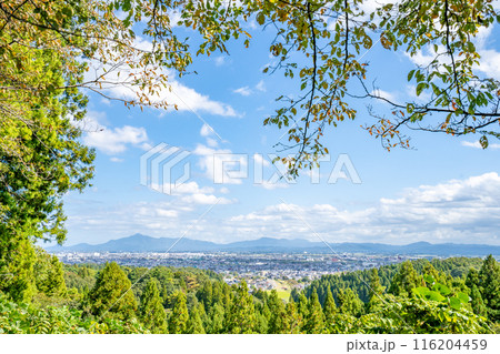 春日山神社より春日山城史跡広場、旧加賀街道、上越大豆方面を望む 116204459