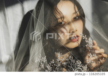 ウェディングドレスを着た女性 116205105