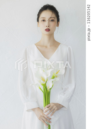 ウェディングドレスを着た女性 ウェディングドレスを着た女性 116205142