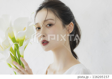 ウェディングドレスを着た女性 116205157