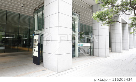 東京メトロ、都営地下鉄の大手町駅、階段のC2b番出入口で経団連会館に直結 東京メトロ、都営地下鉄の大手町駅、階段のC2b番出入口で経団連会館に直結 116205434