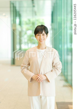 ショートヘアのビジネスウーマン ショートヘアのビジネスウーマン 116205445