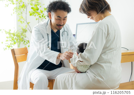 赤ちゃんを診察する医師　 116205705