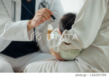 赤ちゃんを診察する医師　 116205709
