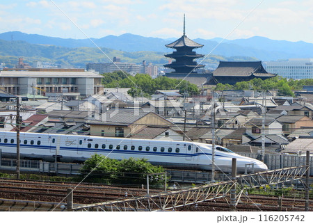 京都鉄道博物館の屋上展望デッキからの眺望:N700系新幹線と、東寺の五重塔 京都鉄道博物館の屋上展望デッキからの眺望:N700系新幹線と、東寺の五重塔 116205742