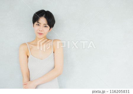 白いワンピースの女性 116205831