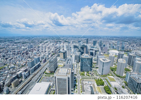 横浜市、ランドマークタワー展望室から眺めるみなとみらいの街並み 116207416