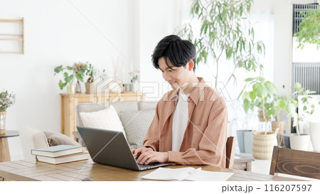 自宅でノートパソコンを使う男性 自宅でノートパソコンを使う男性 116207597