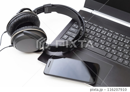 白背景にノートパソコンとスマホとヘッドホン 白背景にノートパソコンとスマホとヘッドホン 116207910