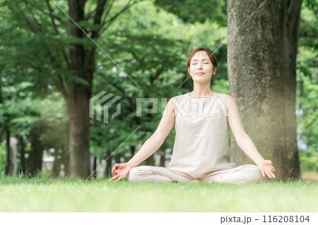 公園・森林でヨガ・ヨガ教室・ピラティスをするヨガ講師の女性 公園・森林でヨガ・ヨガ教室・ピラティスをするヨガ講師の女性 116208104