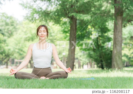 公園・森林でヨガ・ヨガ教室・ピラティスをするヨガ講師の女性 公園・森林でヨガ・ヨガ教室・ピラティスをするヨガ講師の女性 116208117