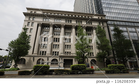 国の重要文化財「明治生命館」の建物、静嘉堂文庫美術館の展示室がある 116208359