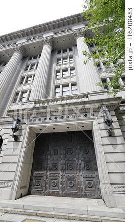 国の重要文化財「明治生命館」の建物、静嘉堂文庫美術館の展示室がある 116208483