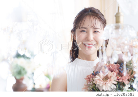 花束を持つ女性 116208583
