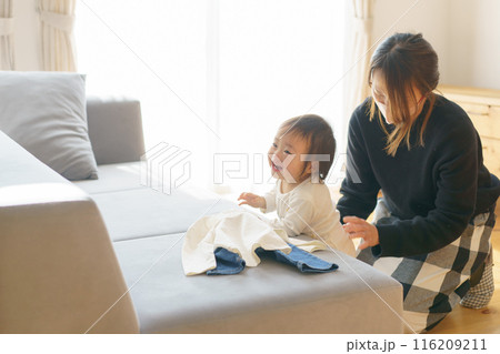 子供の着替えをするママ 子供の着替えをするママ 116209211