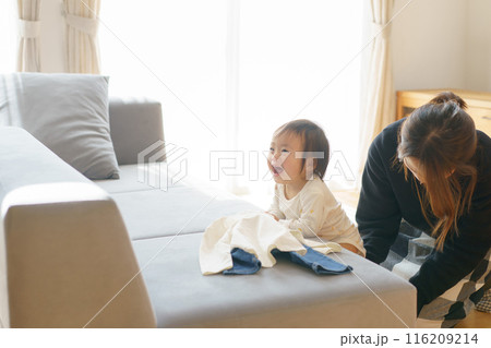 子供の着替えをするママ 116209214