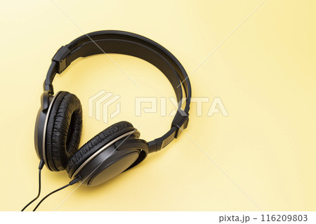 黄色背景にヘッドホン 116209803