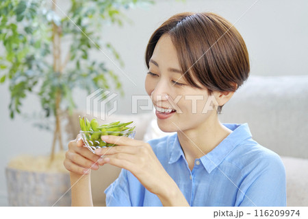 自宅で枝豆を食べる女性 自宅で枝豆を食べる女性 116209974