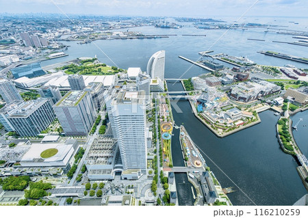 横浜市、ランドマークタワー展望室から眺めるみなとみらいの街並み（コスモワールド方面） 116210259